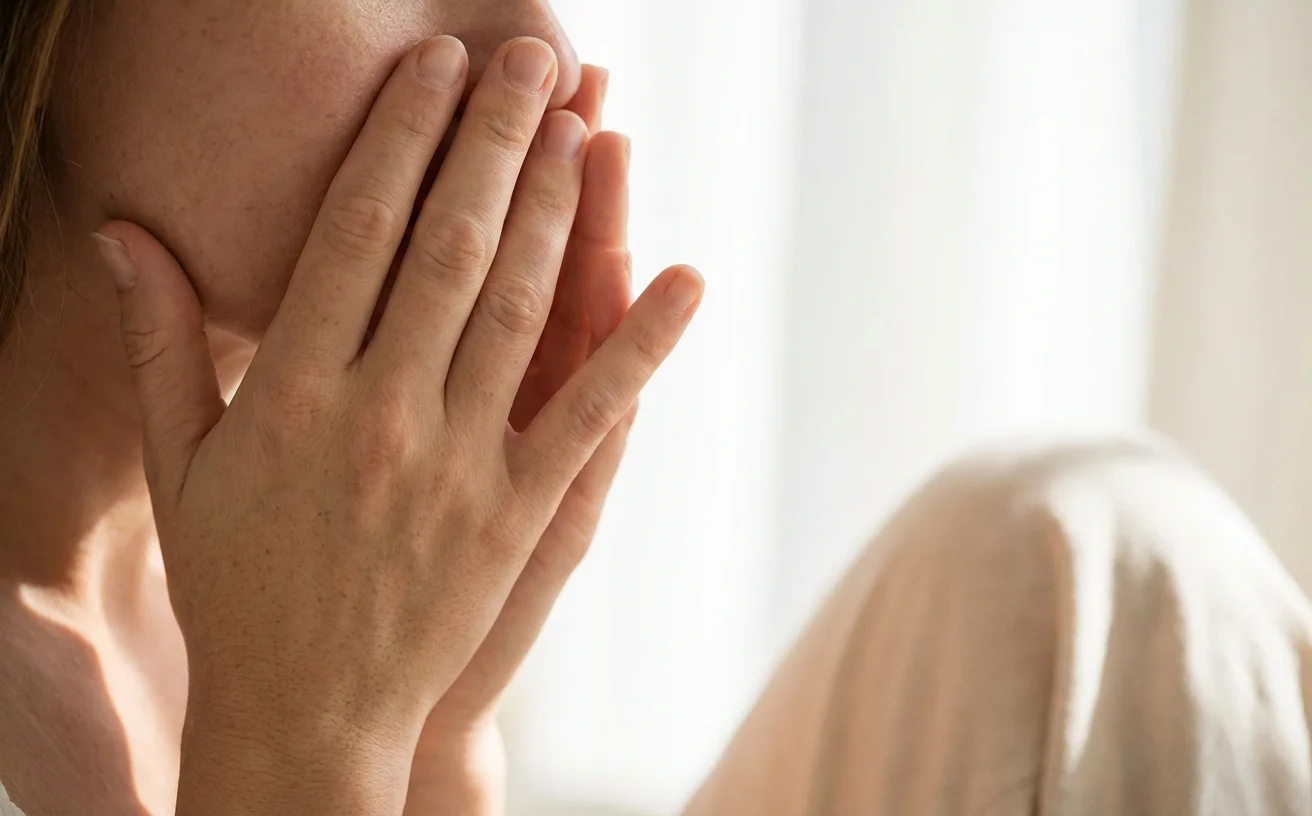 女性手輕觸臉頰感受膚質